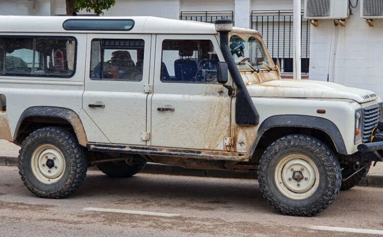  6 Reasons Why You Need to Go to a Land Rover Defender Restoration Specialist